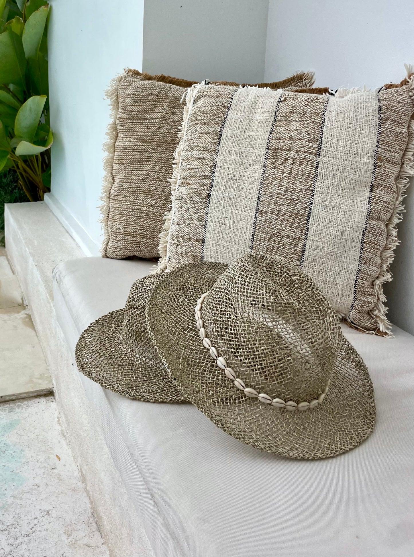 Chapeau bohème en fibres naturelles avec coquillages cauris – Fait main à Bali