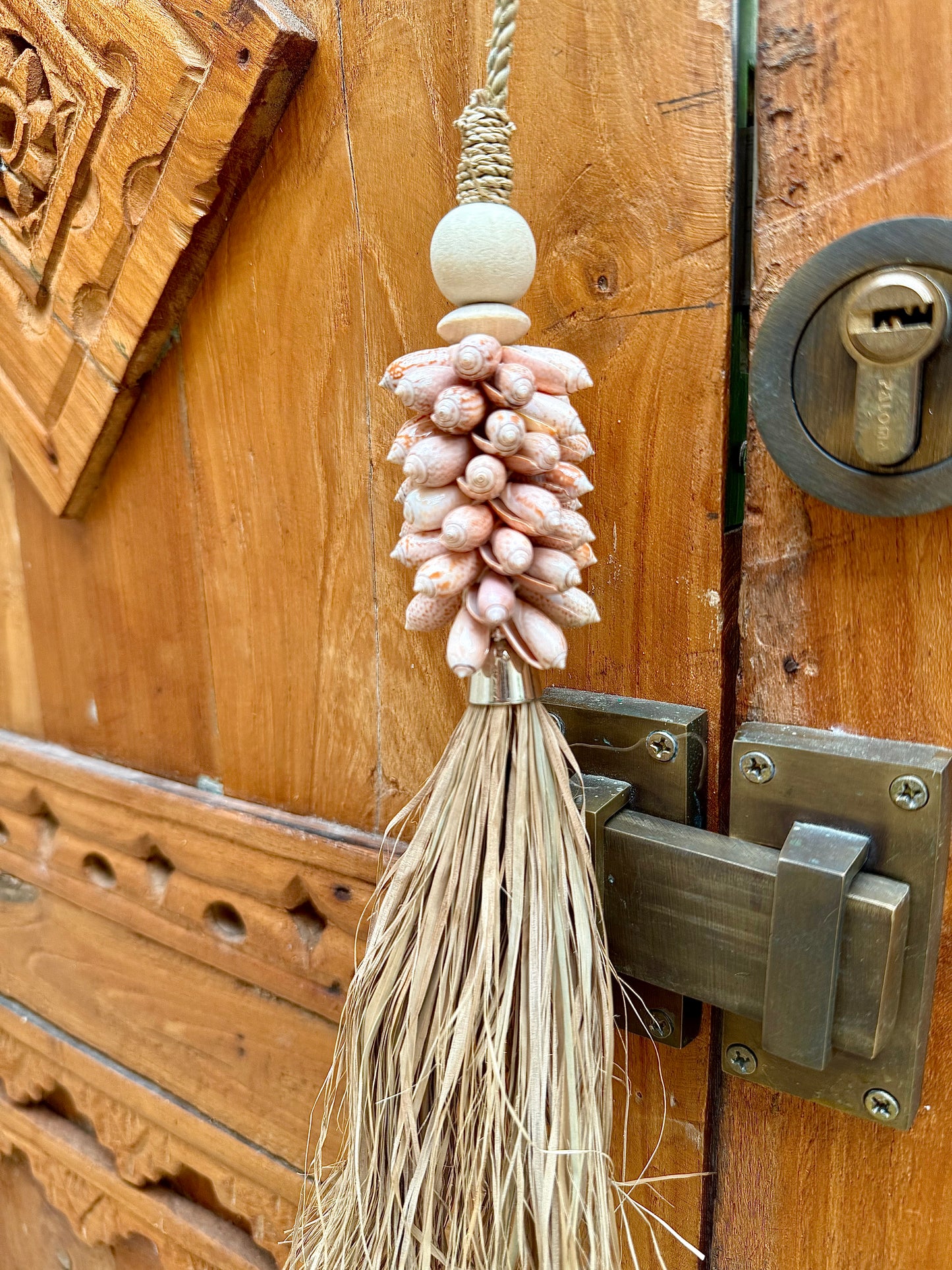 Embrasse en corde tressée, coquillages rosés et plantes aquatiques séchées – décoration artisanale et raffinée
