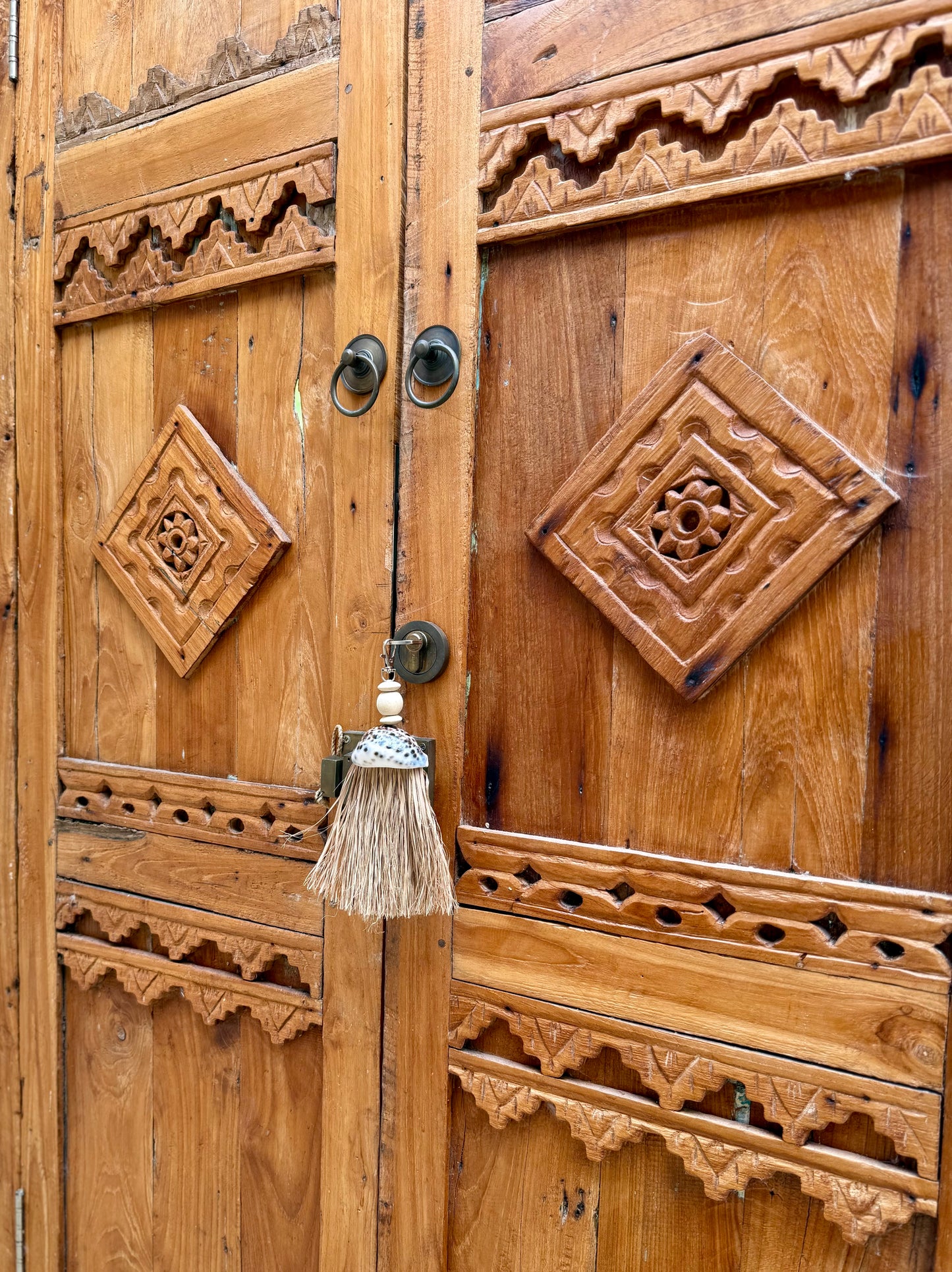 Porte-clés en perle de bois et coquillage Cypraea tigris – création artisanale et élégante