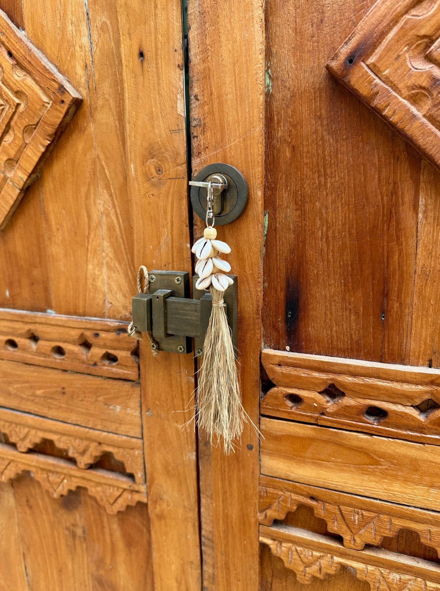 Porte-clés en perles de bois et coquillages cauri – création naturelle et raffinée