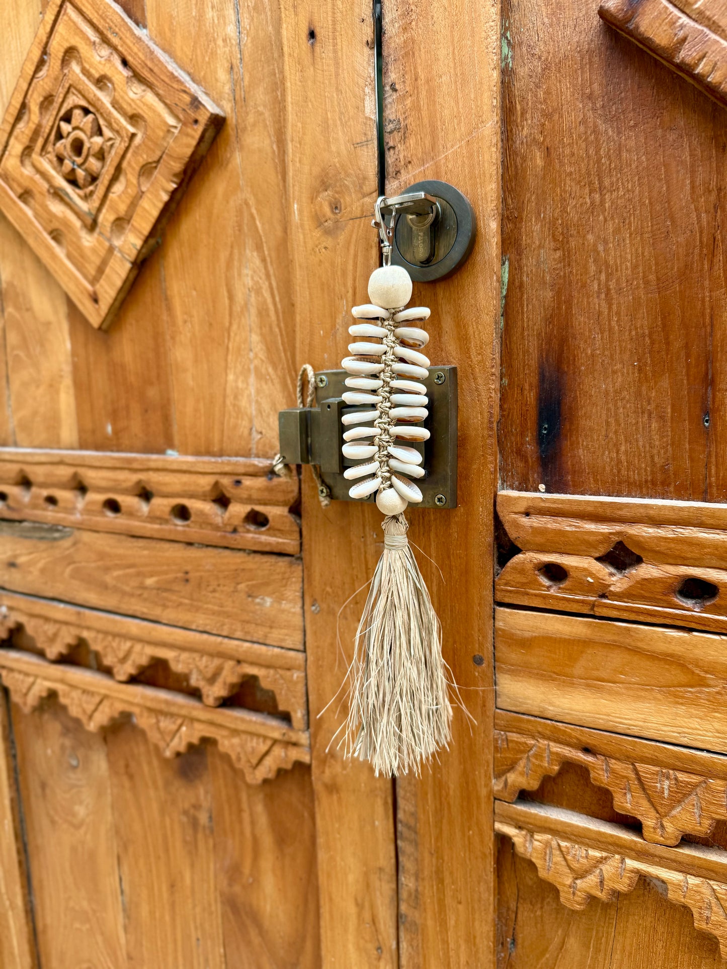 Porte-clés en coquillages cauri et perle de bois – création artisanale naturelle