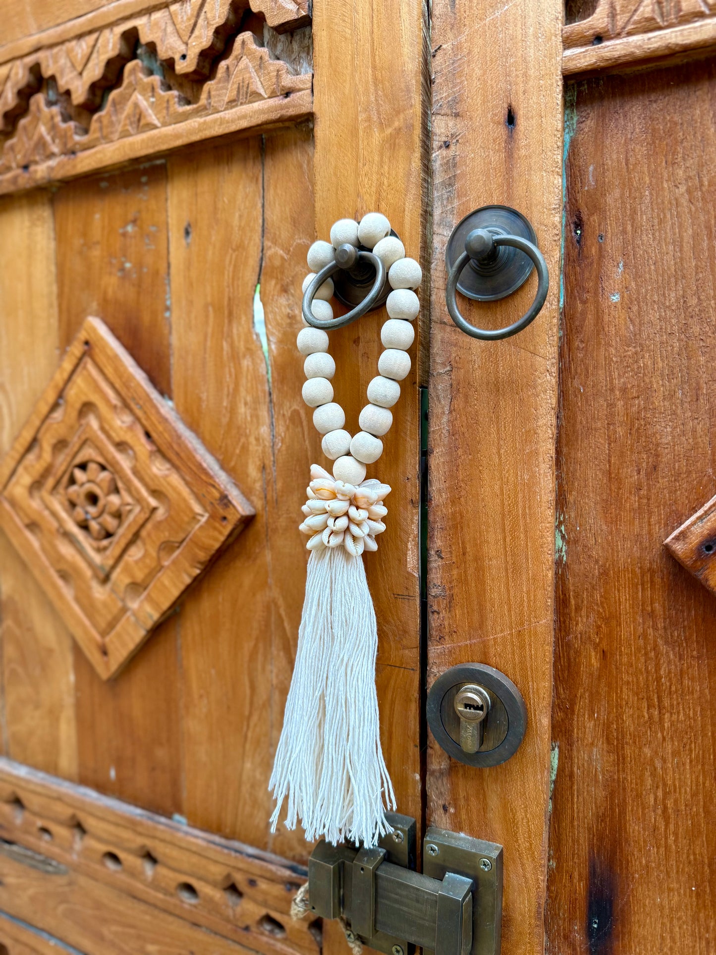 Embrasse en perles de bois, coquillages cauri et pompon en macramé – décoration artisanale bohème