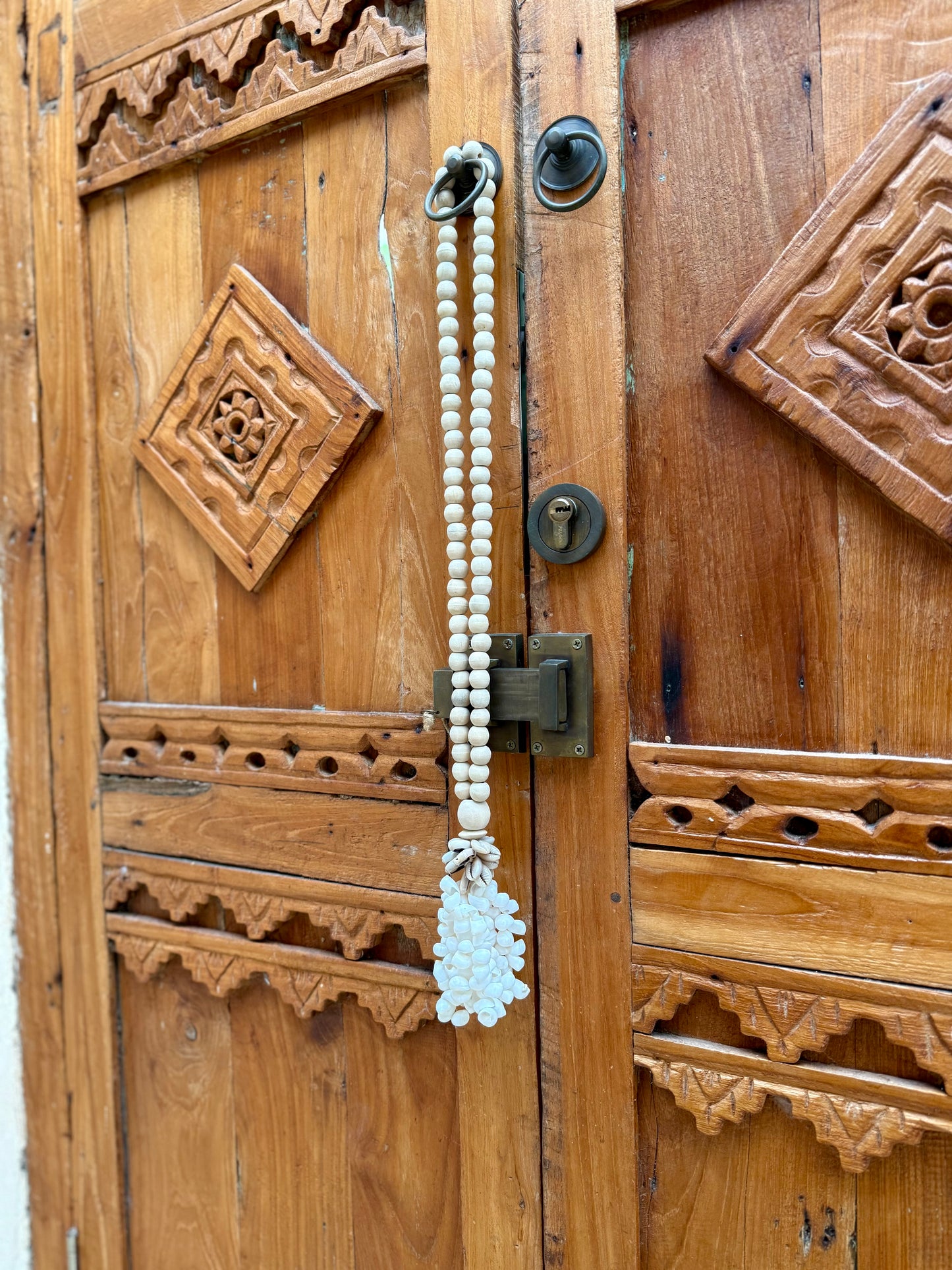 Embrasse en perles de bois et coquillages cauri – esprit naturel et élégant