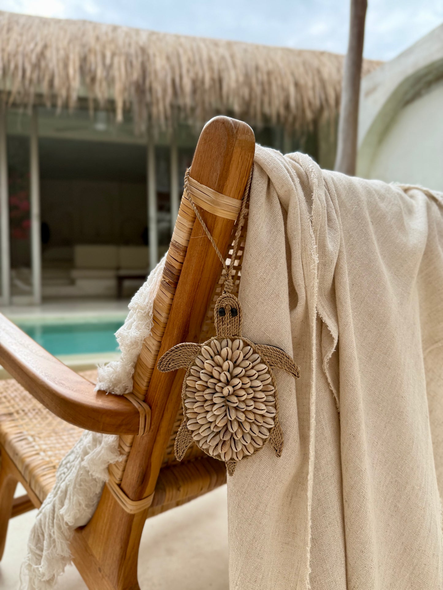 Tortue en coquillages et corde naturelle – décoration artisanale de Bali