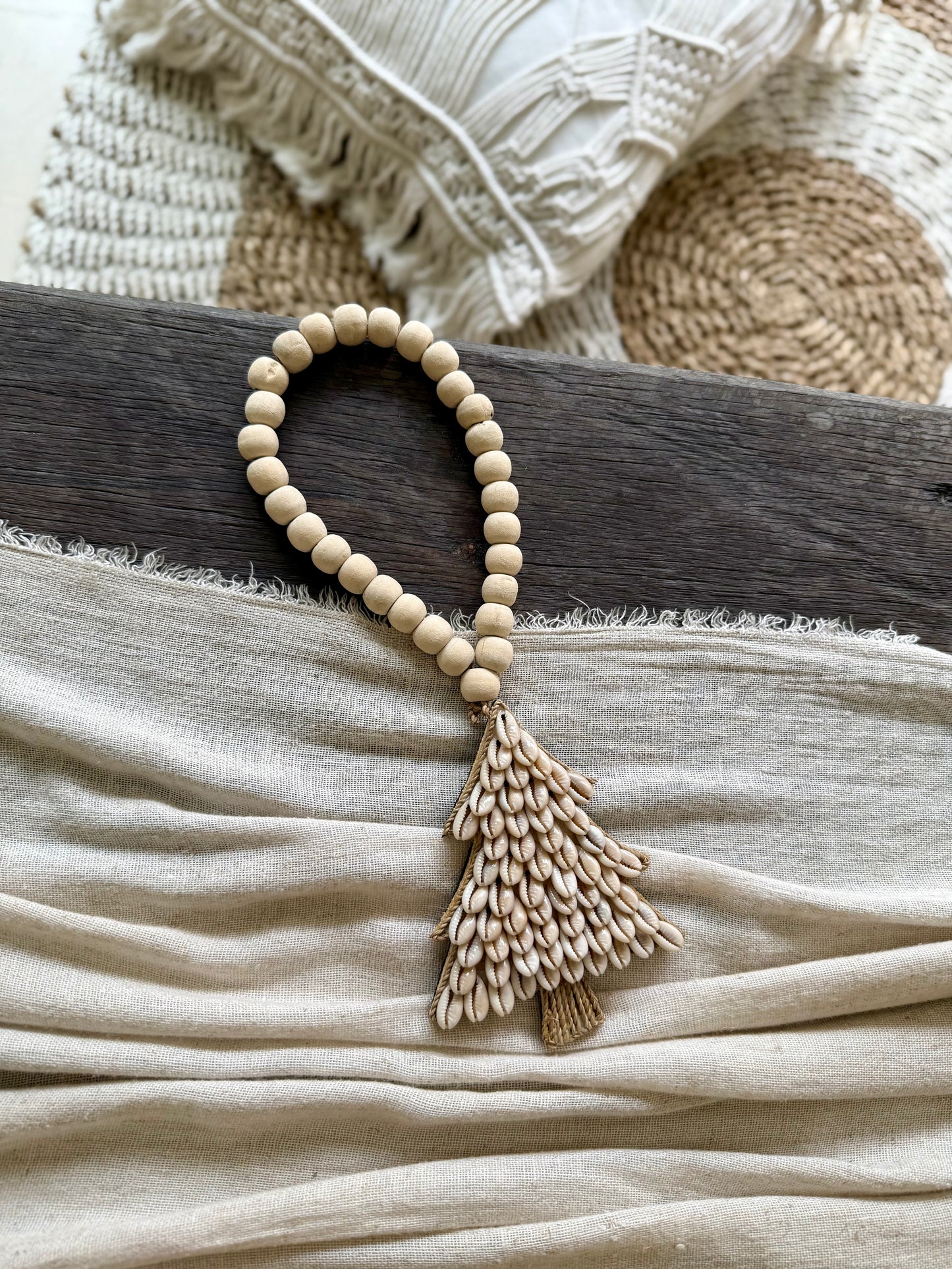 Décoration sapin de Noël en coquillages Cauri – création tropicale et élégante