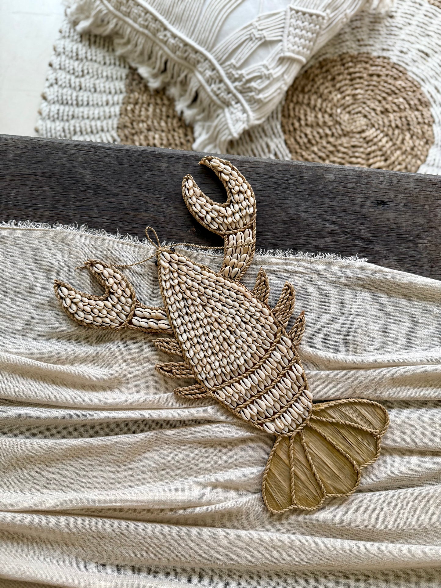 Décoration homard en coquillages et corde naturelle – pièce artisanale de Bali