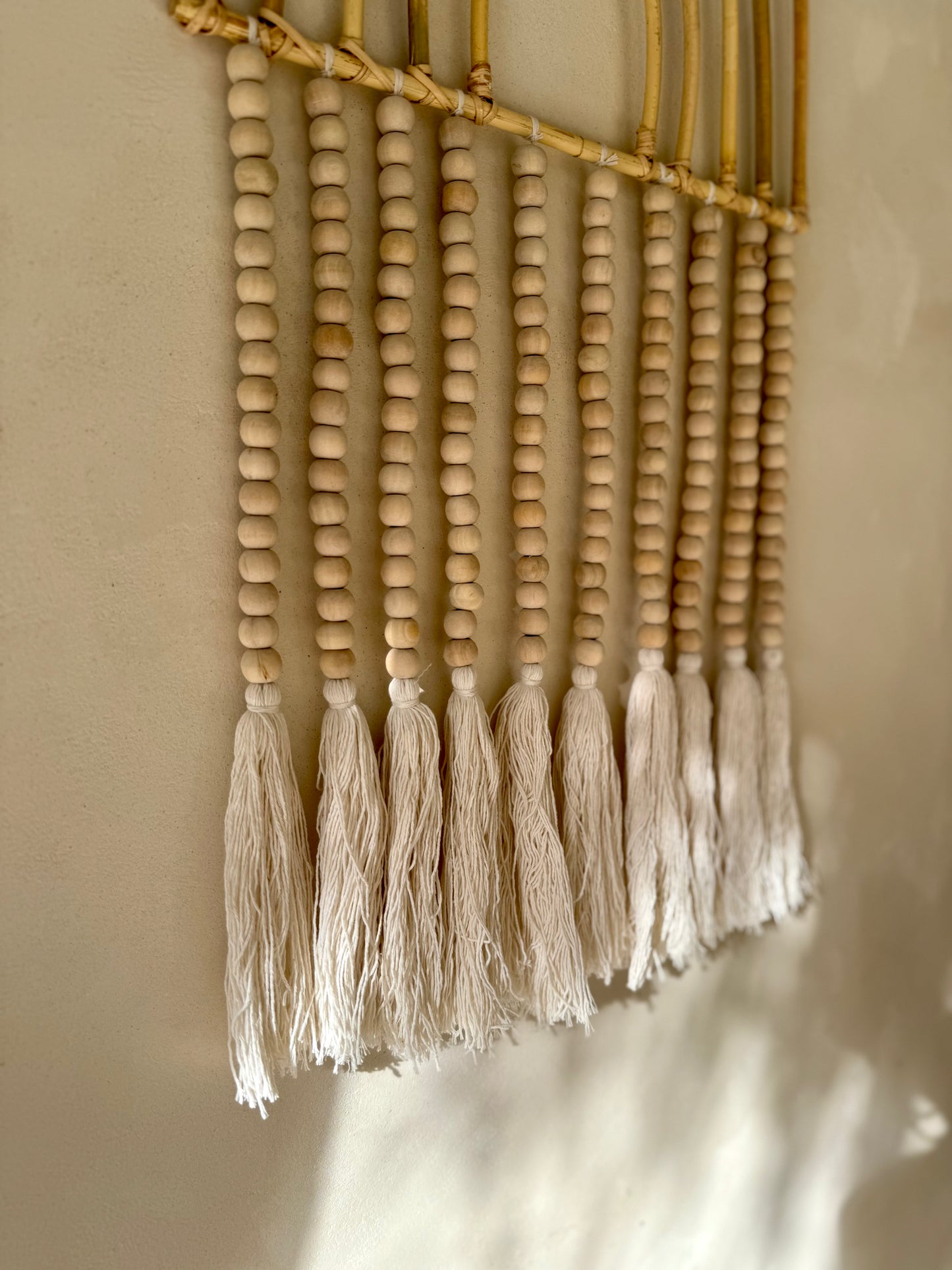 Suspension arc-en-ciel en rotin et perles de bois – décoration murale bohème de Bali