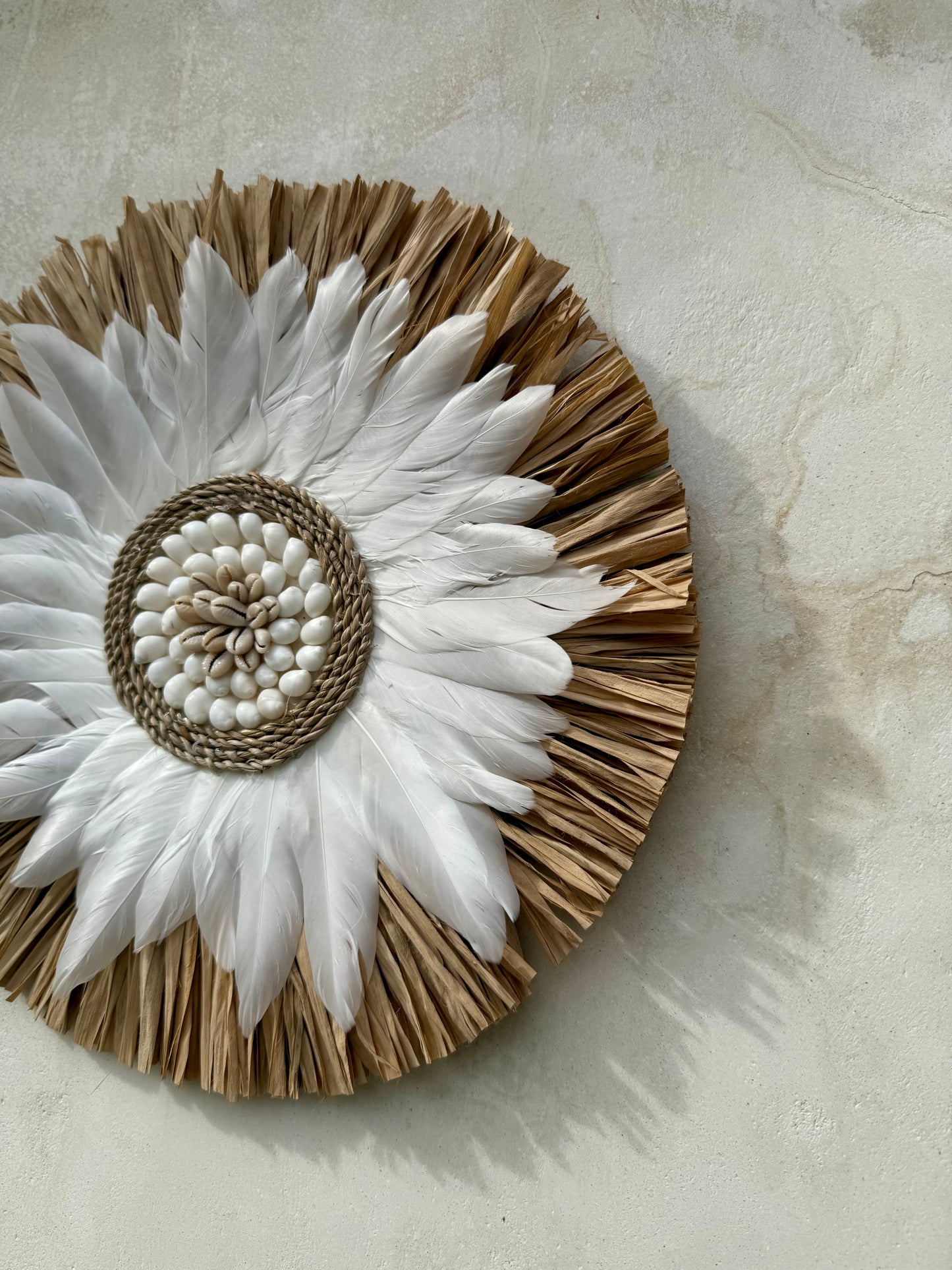 Décoration murale ronde bohème en coquillages et plumes – décoration artisanale de Bali