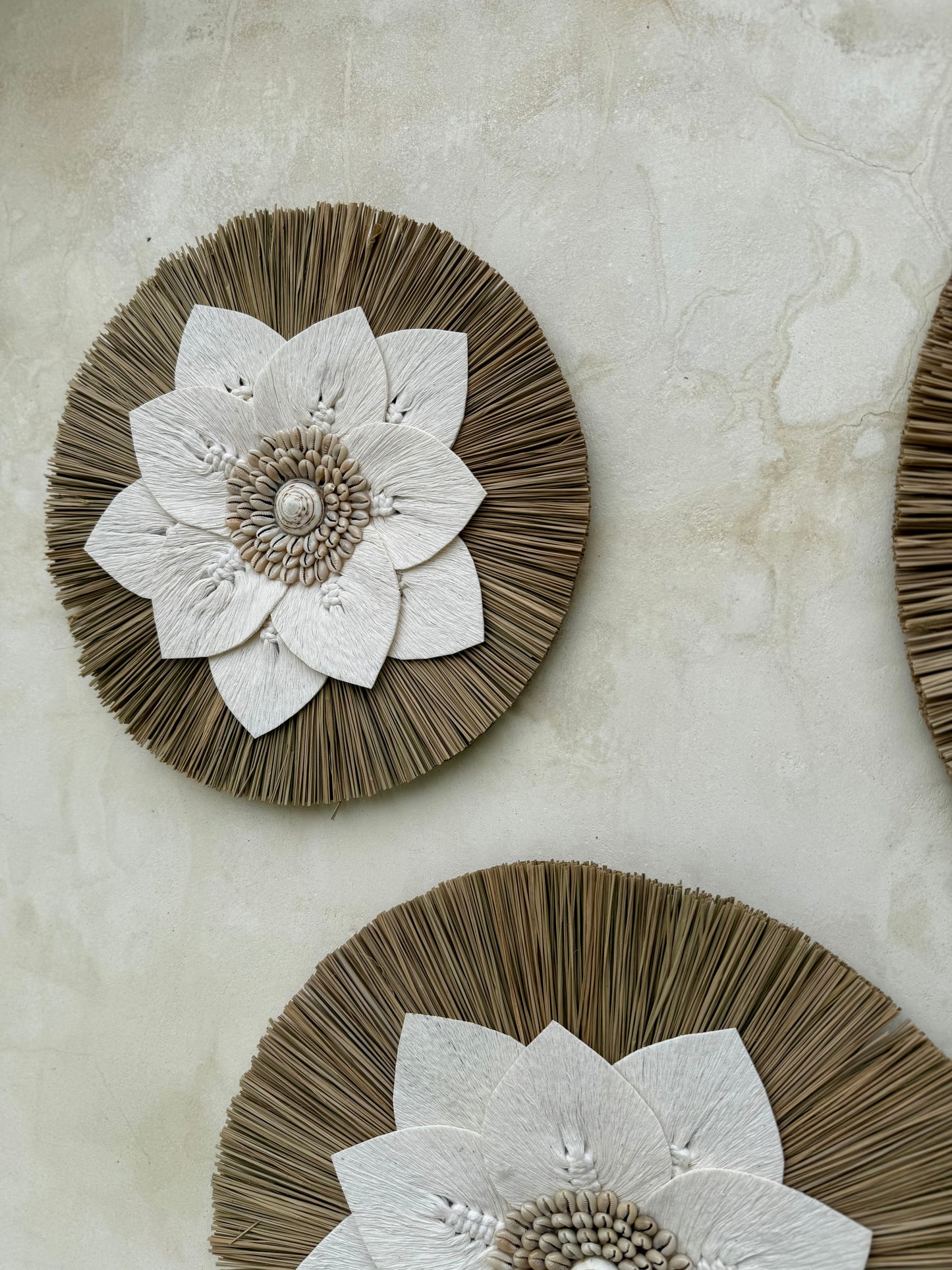 Décoration murale ronde en coquillages et feuilles de macramé – création artisanale de Bali
