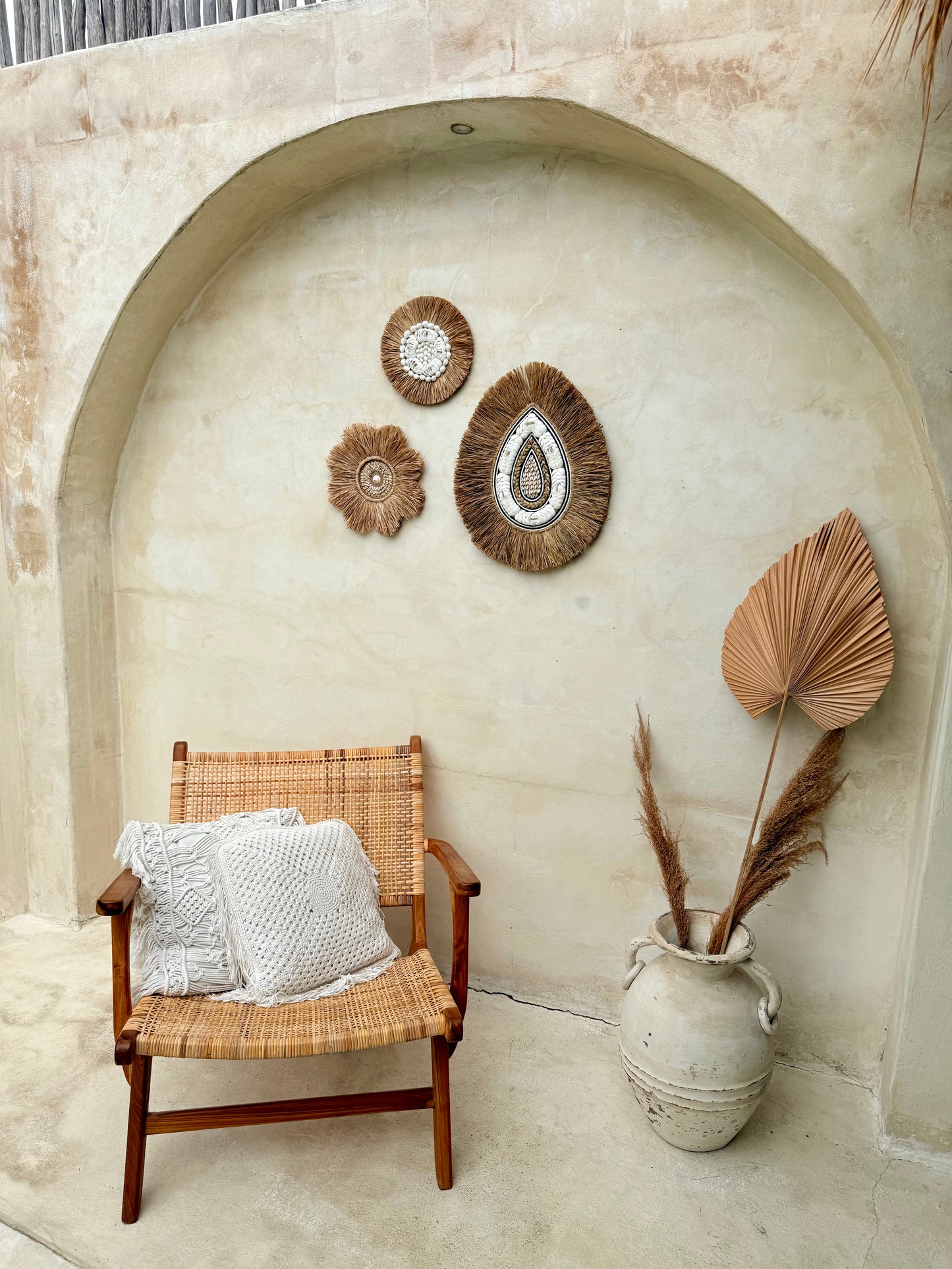 Décoration murale goutte d’eau en coquillages et corde noire – création artisanale bohème de Bali