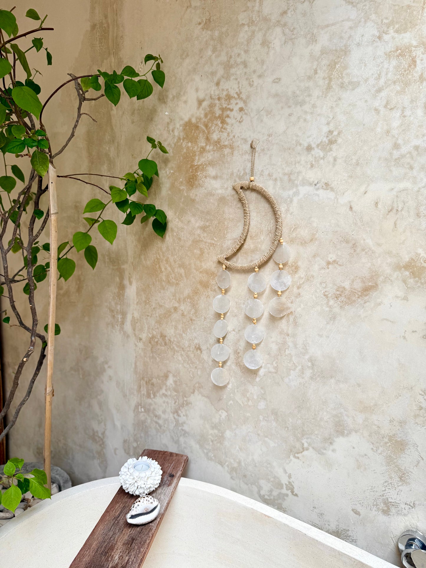 Carillon lune en nacre – décoration murale bohème artisanale de Bali