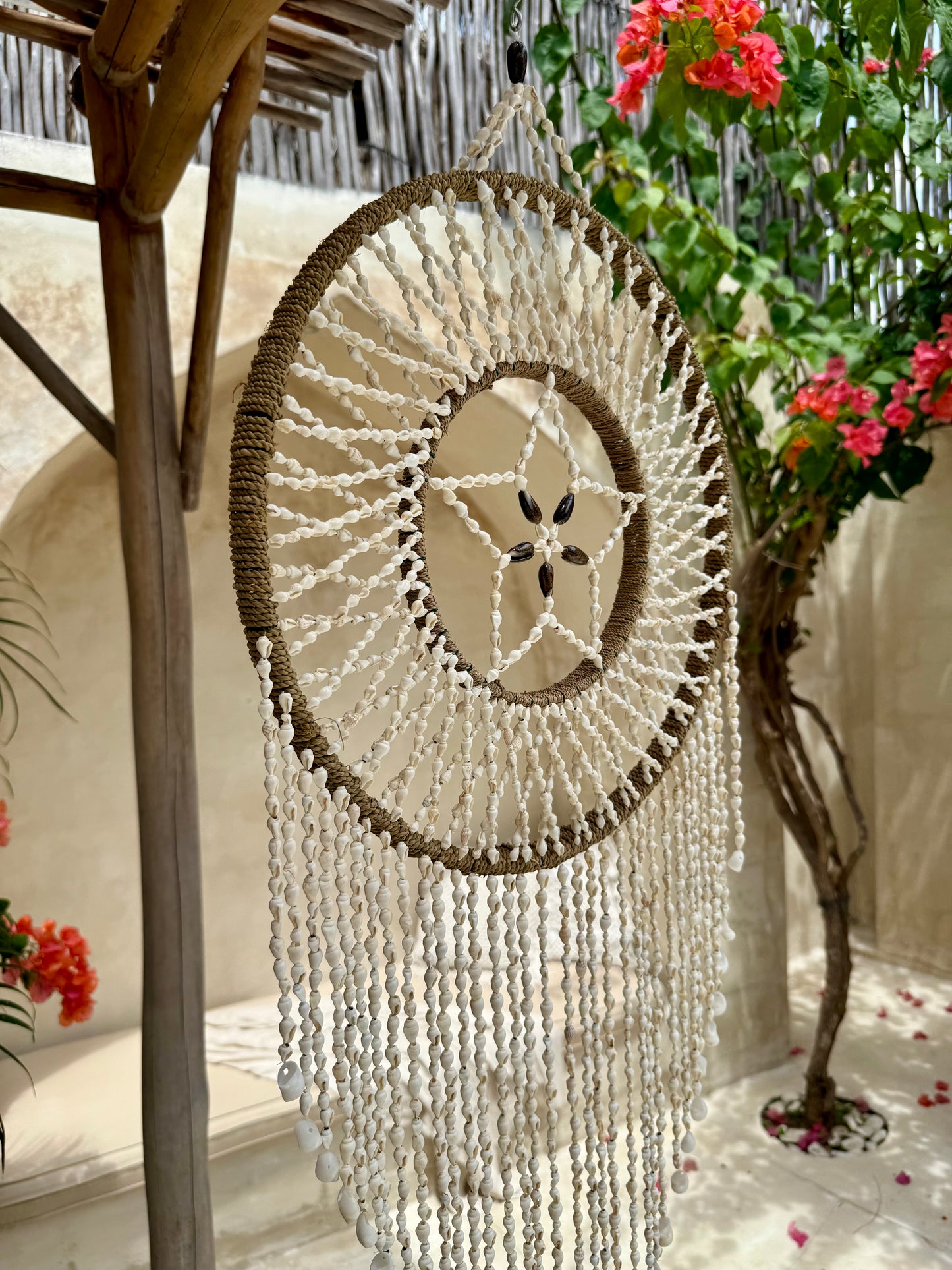 Attrape-rêves rond en coquillages – suspension murale bohème de Bali