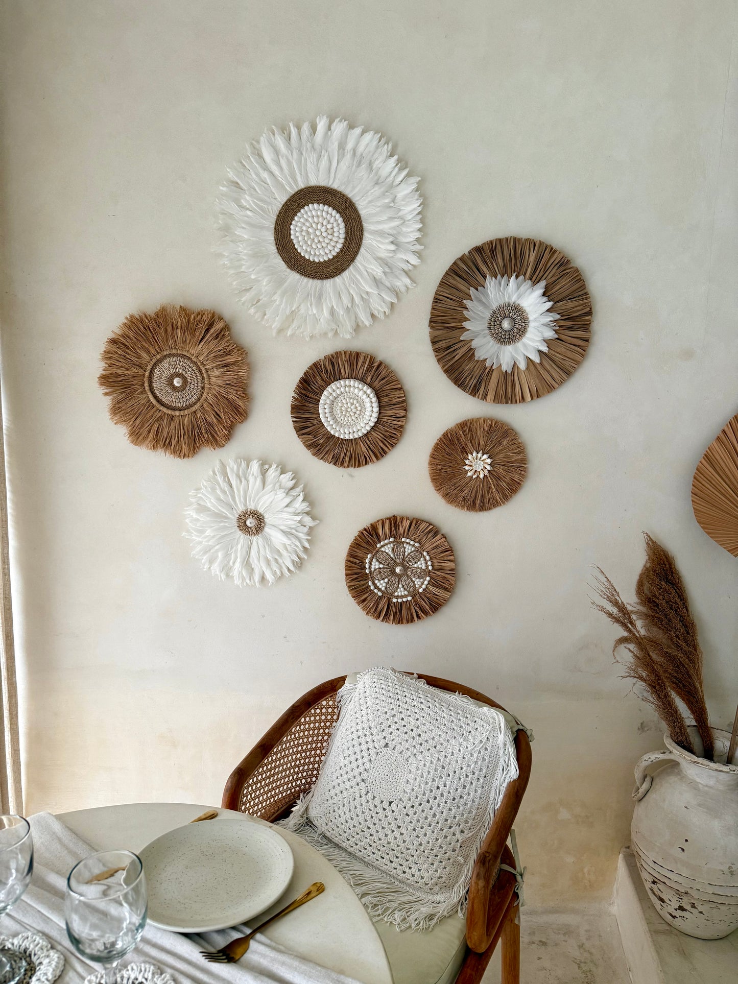 Décoration murale ronde en forme de fleur – coquillages et plantes aquatiques séchées – artisanat de Bali