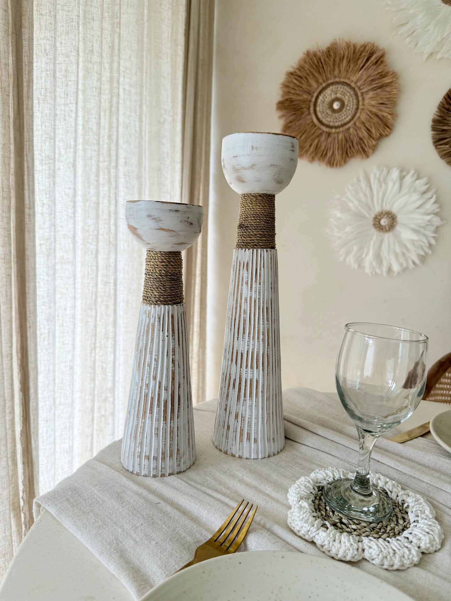 Chandeliers en bois naturel et cordelette – décoration artisanale de Bali