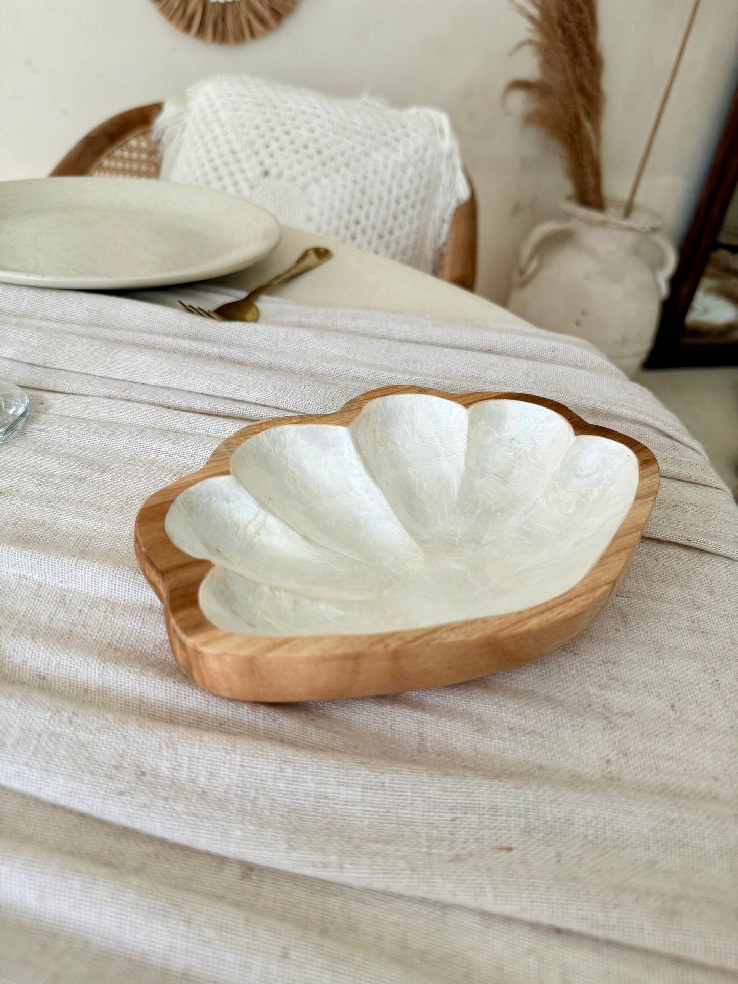 Coupelle coquillage bénitier en bois de manguier et nacre – pièce artisanale d’exception