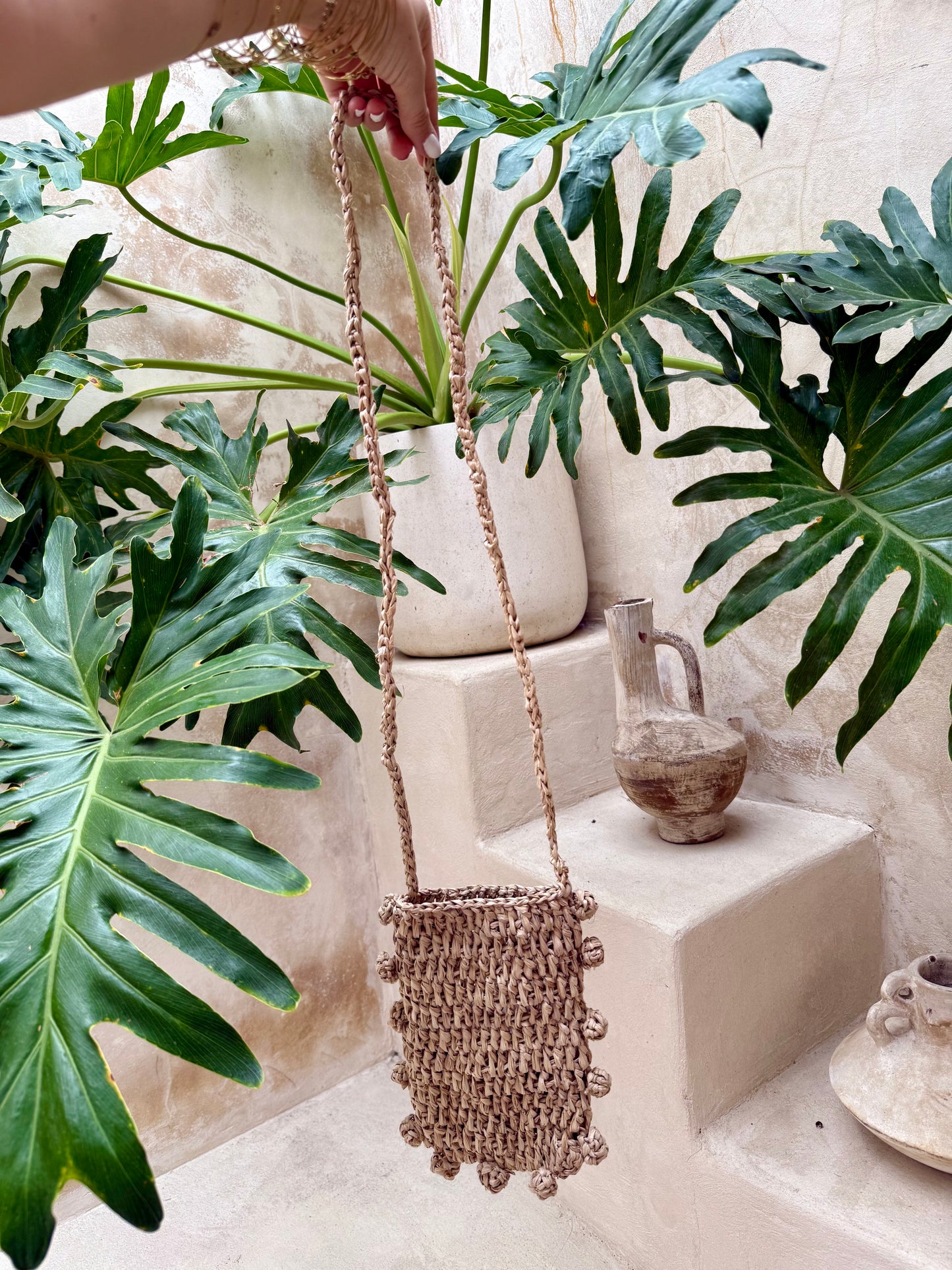 Pochette téléphone en fibres naturelles – Finition décorative à petites boules