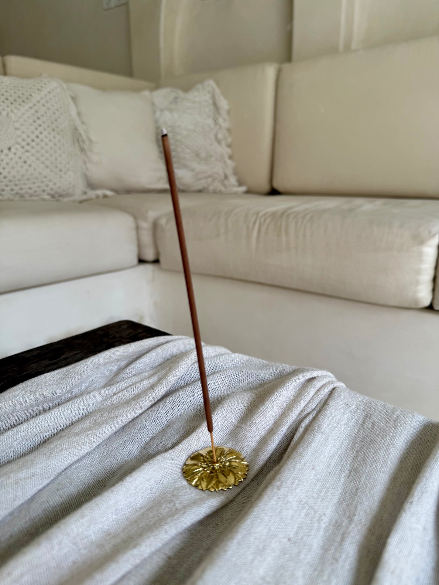 Porte-encens fleur en laiton doré – touche bohème et élégante