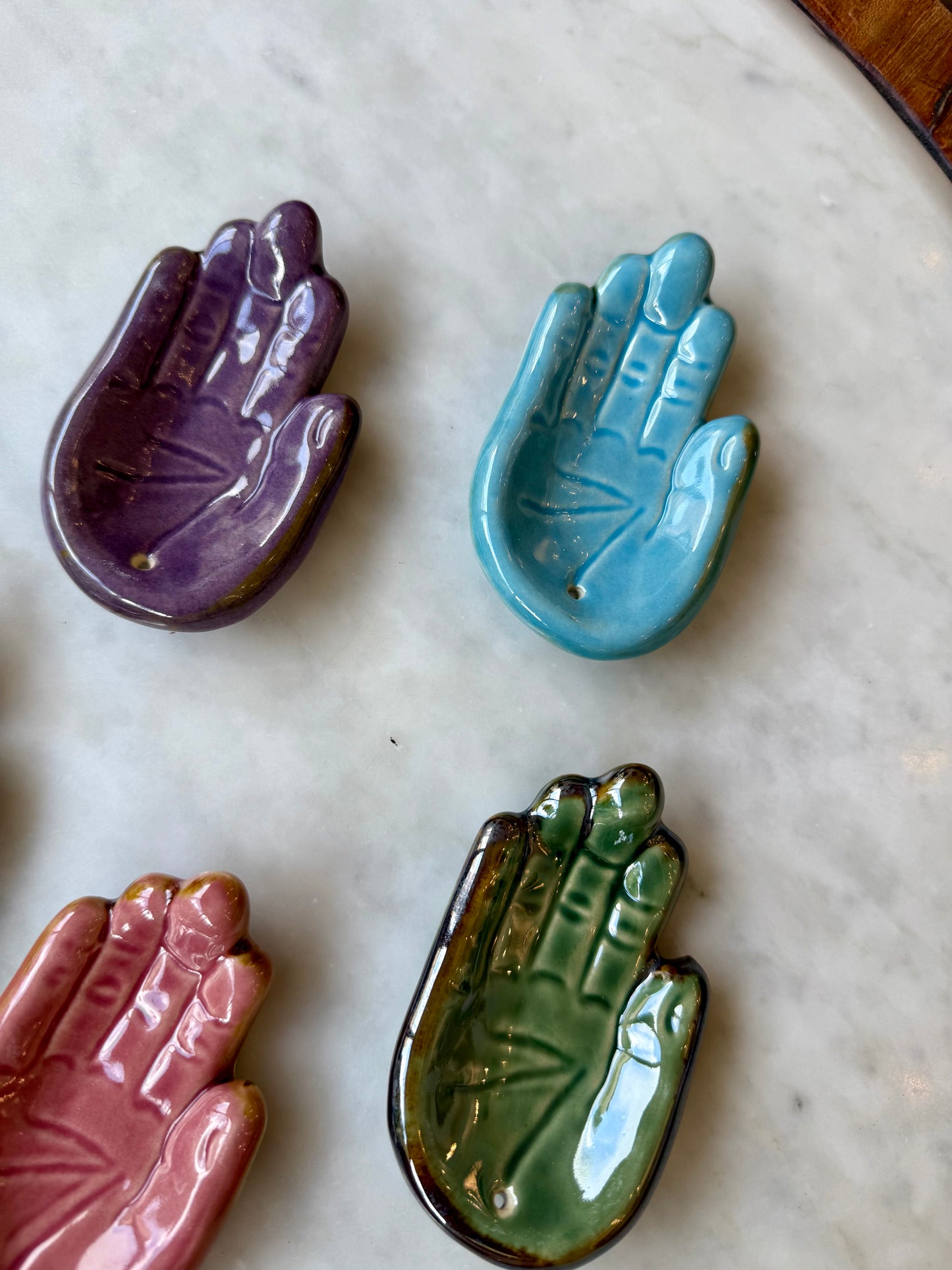 Porte-encens main – création artisanale en céramique de Bali