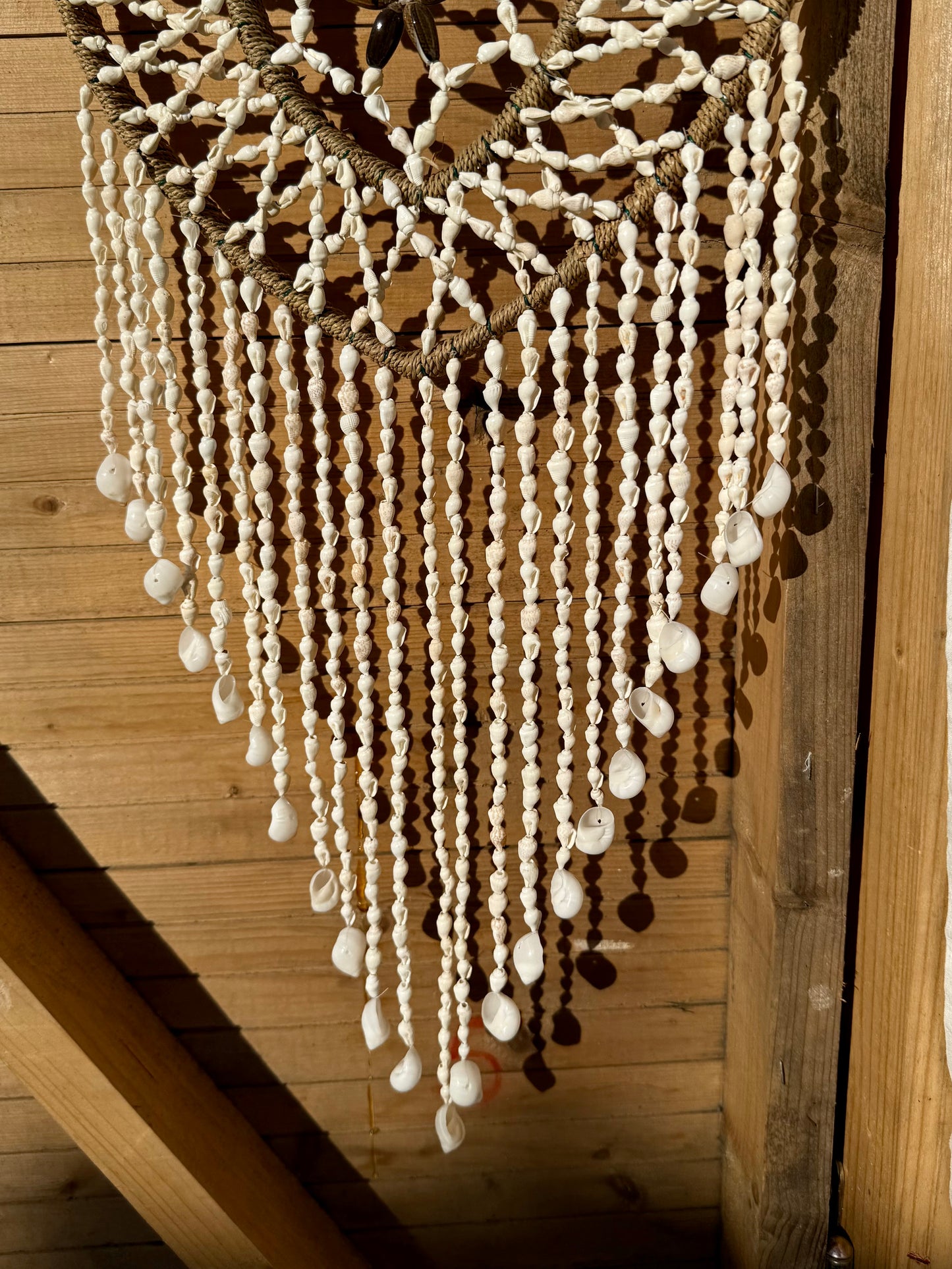 Attrape-rêves cœur et étoile en coquillages – suspension murale bohème de Bali