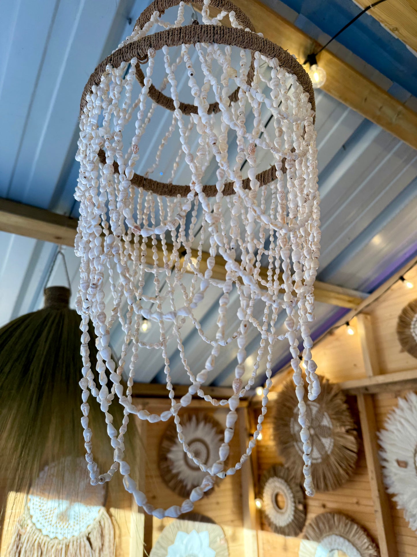 Suspension en coquillages blancs – luminaire artisanal de Bali