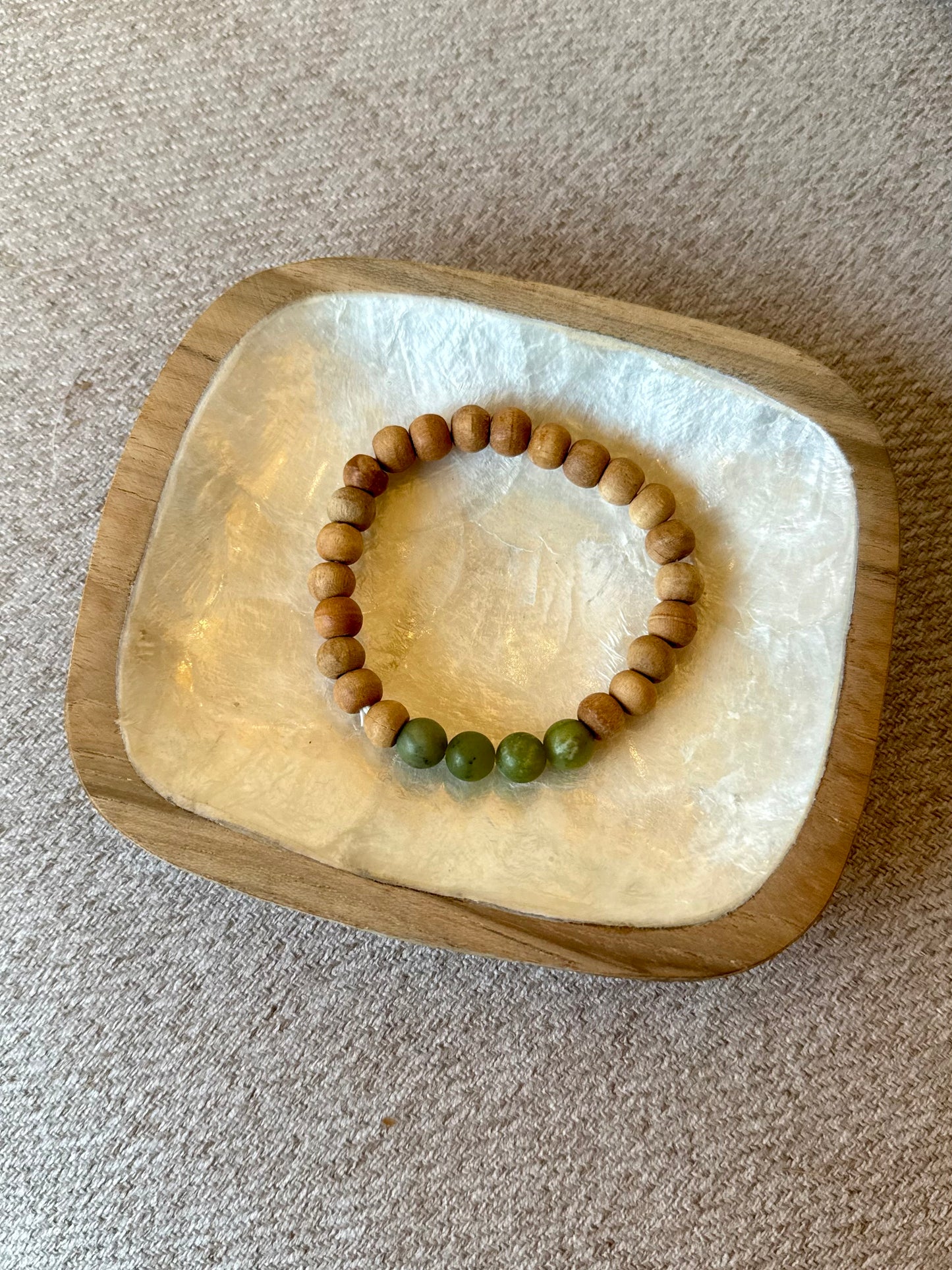 Bracelet en serpentine & bois de santal – Pierre d’ancrage et d’équilibre intérieur – Fait main à Bali