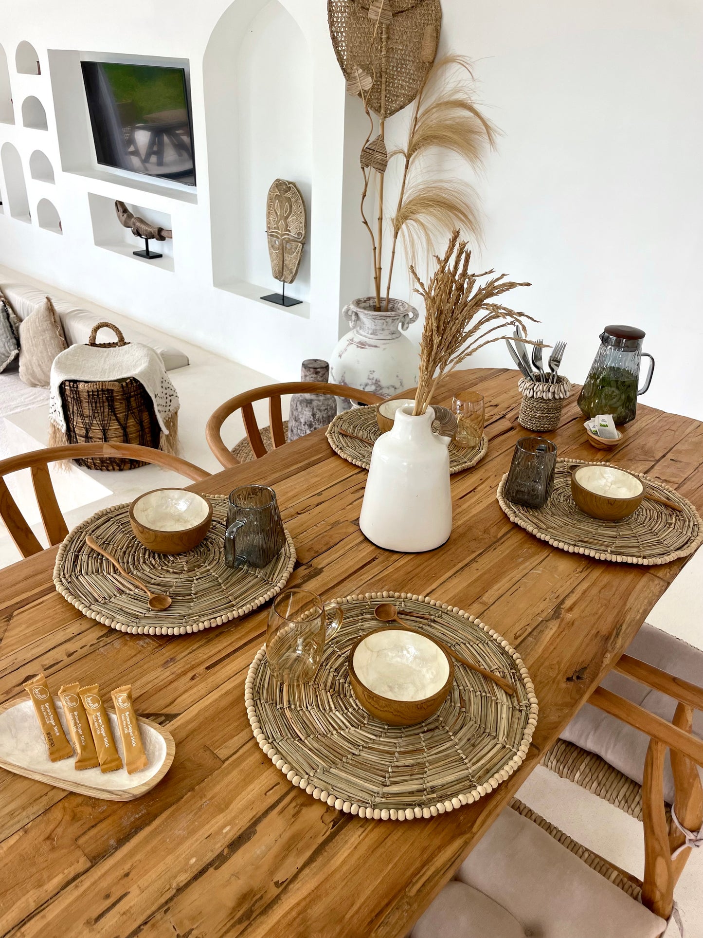 Set de table en fibres naturelles et perles de bois – esprit bohème et raffiné