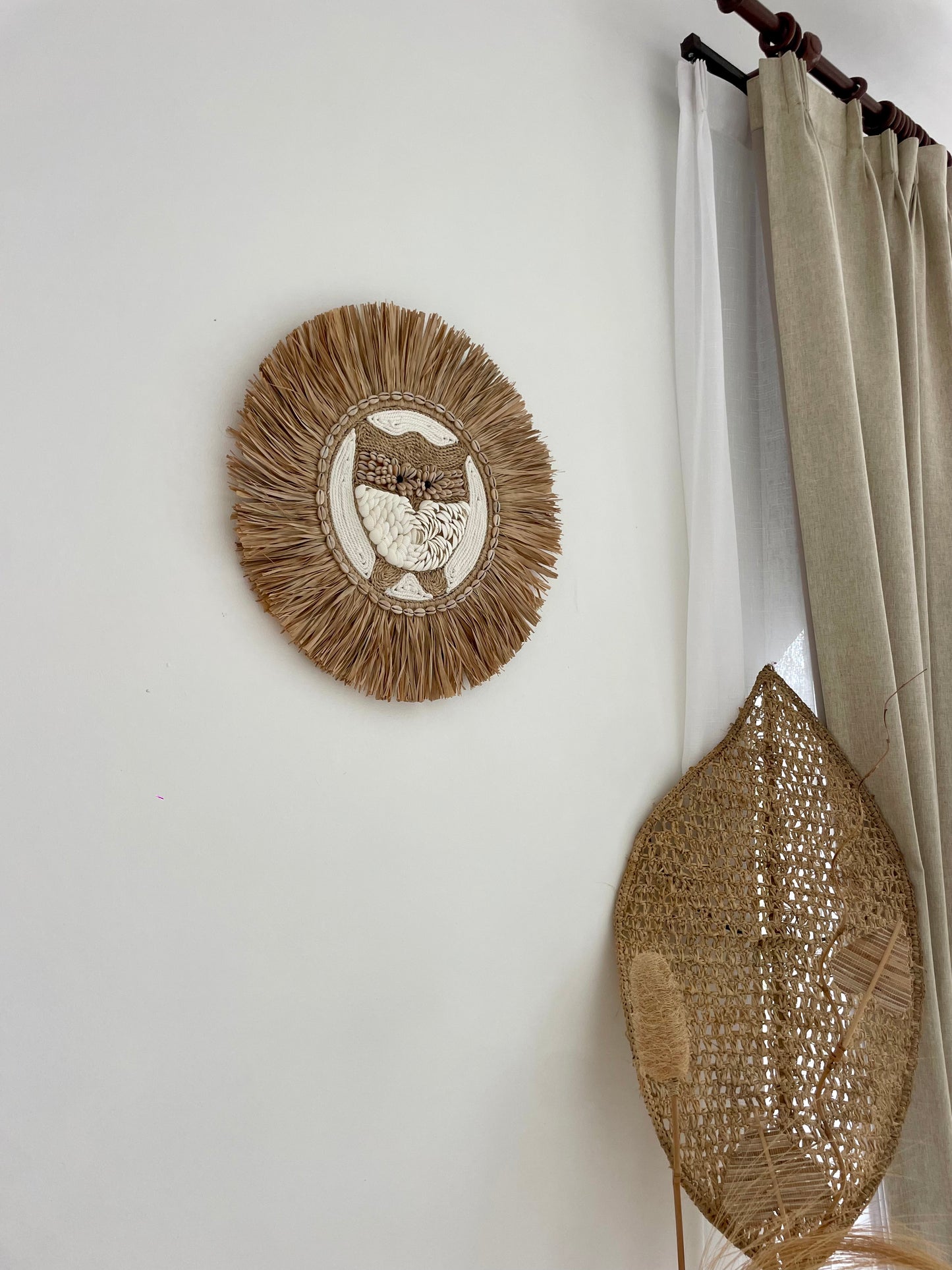 Décoration murale ronde hibou en coquillages – décoration artisanale boho de Bali