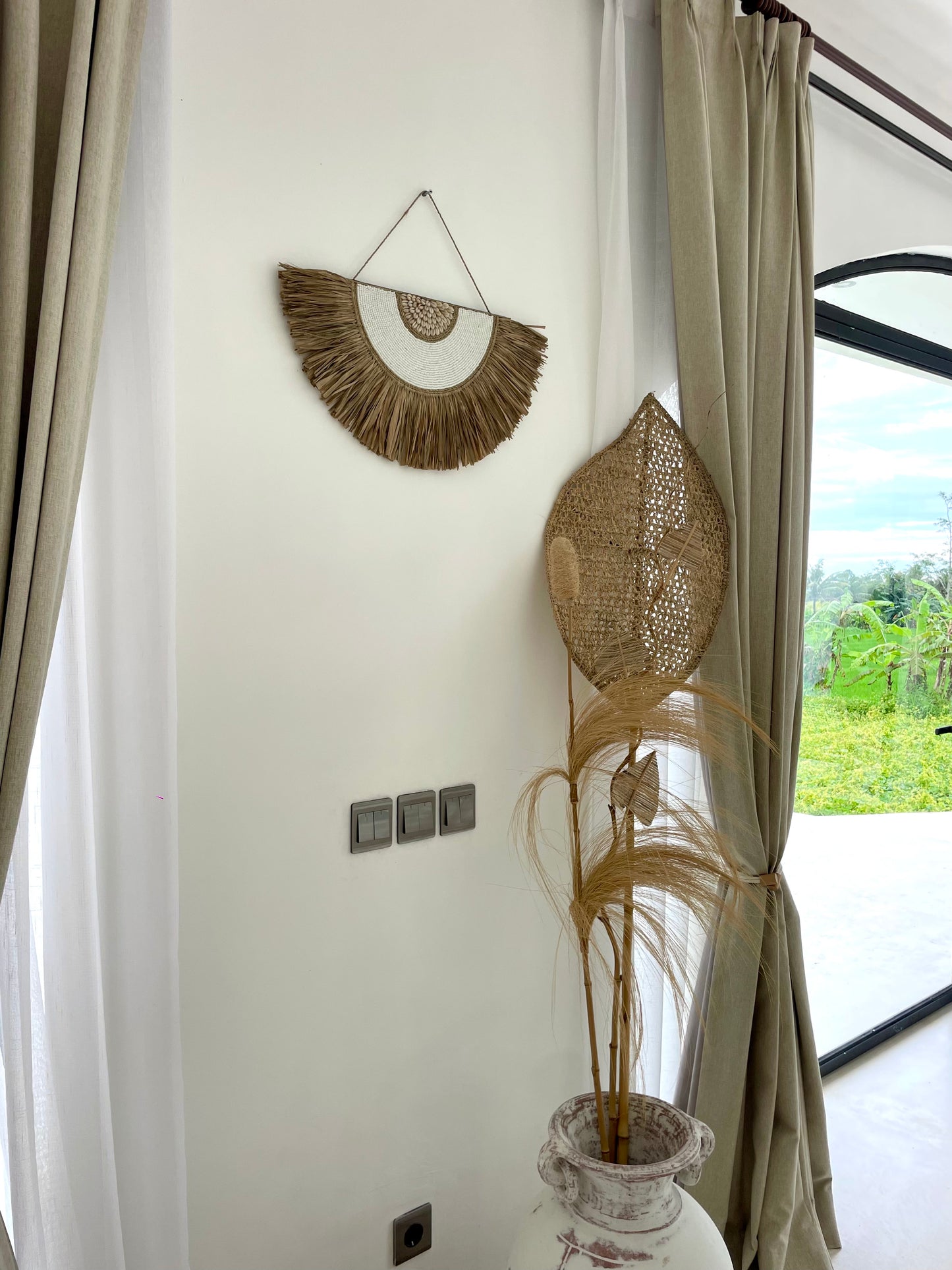 Demi-cercle mural en coquillages – décoration artisanale boho de Bali