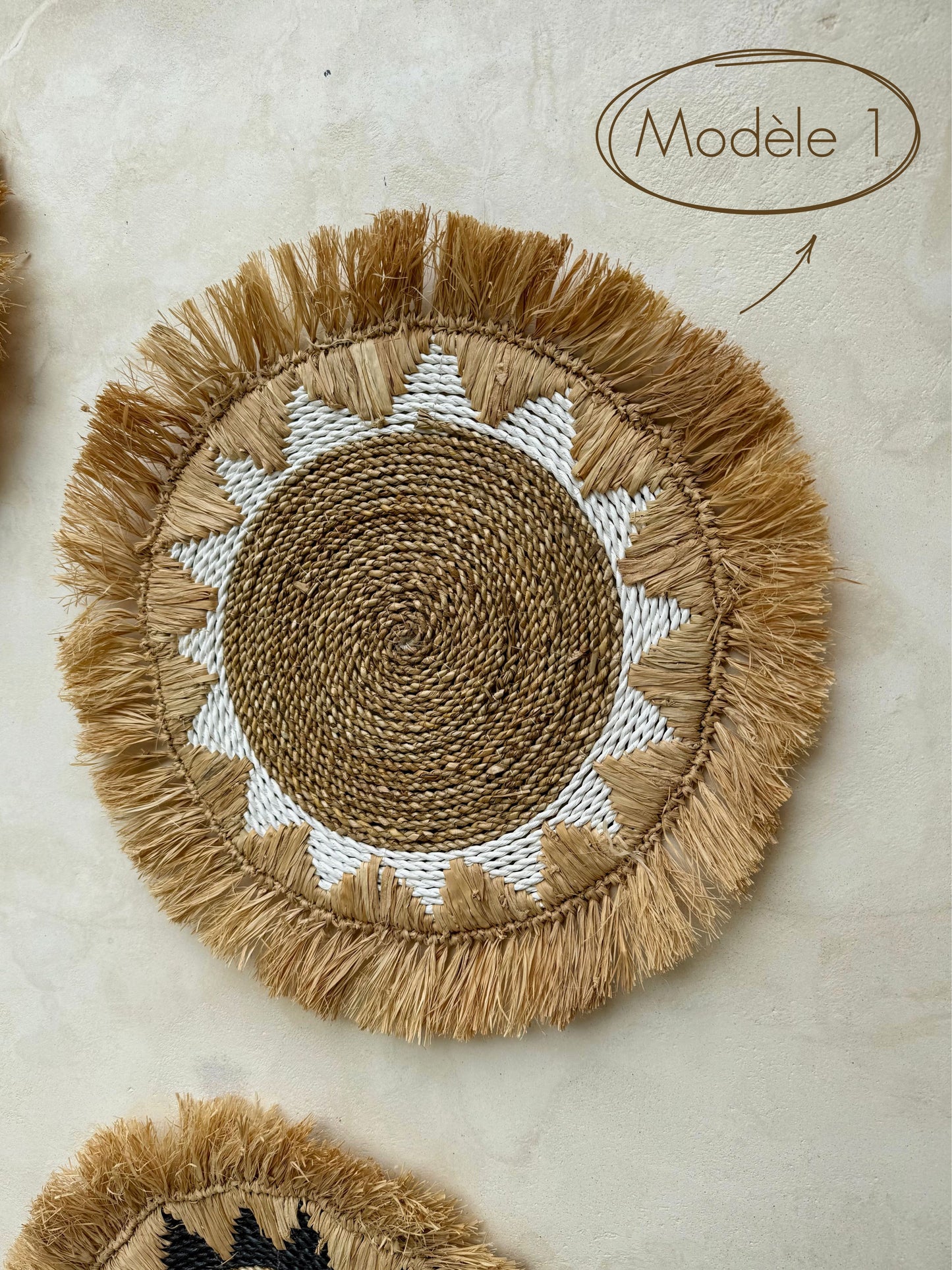 Décoration murale ronde en fibres naturelles – artisanat bohème de Bali