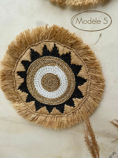 Décoration murale ronde en fibres naturelles – artisanat bohème de Bali