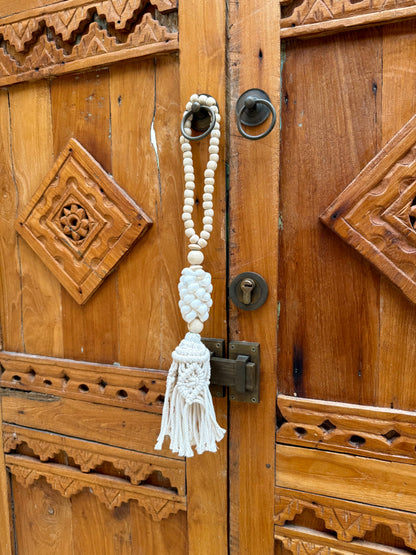 Embrasse en perles de bois, coquillages blancs et pompon en macramé – création naturelle et élégante