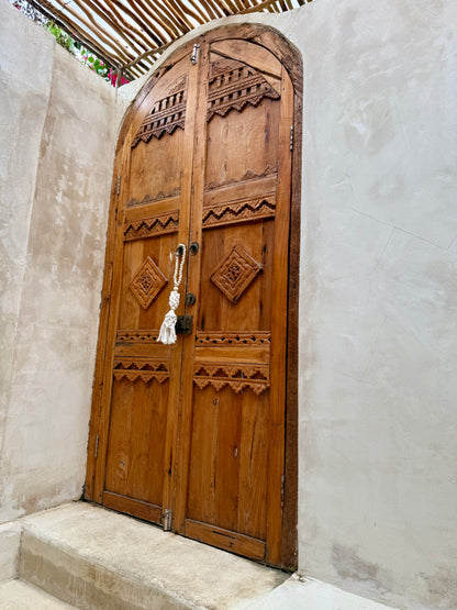 Embrasse en perles de bois, coquillages blancs et pompon en macramé – création naturelle et élégante