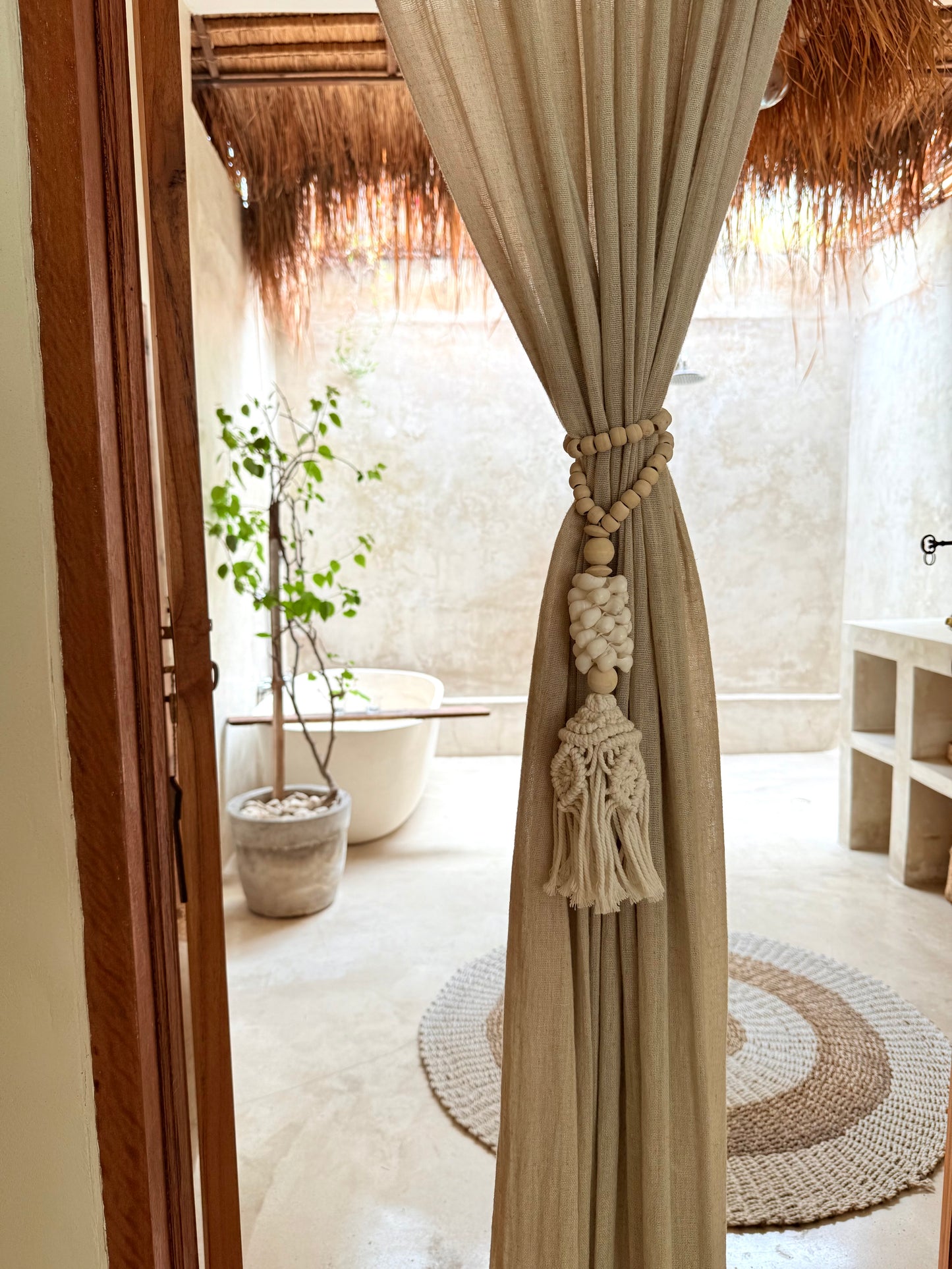 Embrasse en perles de bois, coquillages blancs et pompon en macramé – création naturelle et élégante