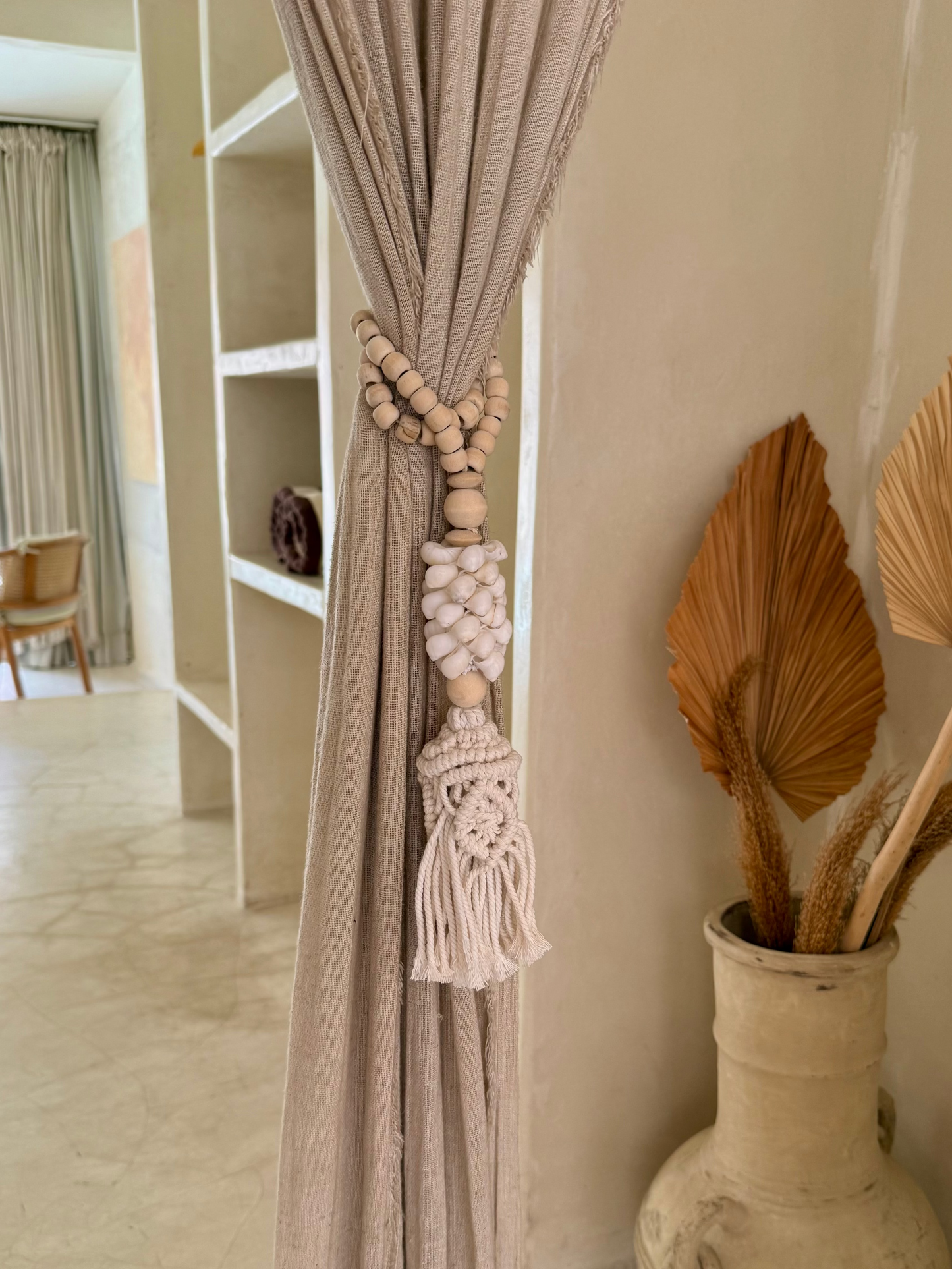 Embrasse en perles de bois, coquillages blancs et pompon en macramé – création naturelle et élégante