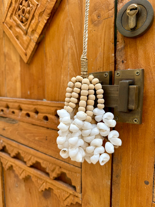 Embrasse en corde tressée, perles de bois et coquillages blancs – création naturelle et raffinée