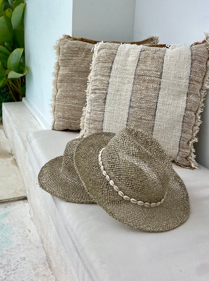 Chapeau bohème en fibres naturelles avec coquillages cauris – Fait main à Bali