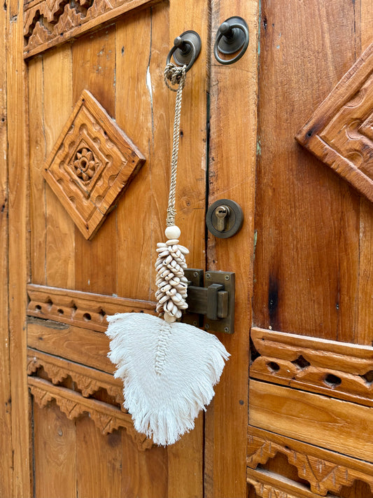 Grande embrasse en corde tressée, coquillages cauri et feuille en macramé – décoration artisanale balinaise