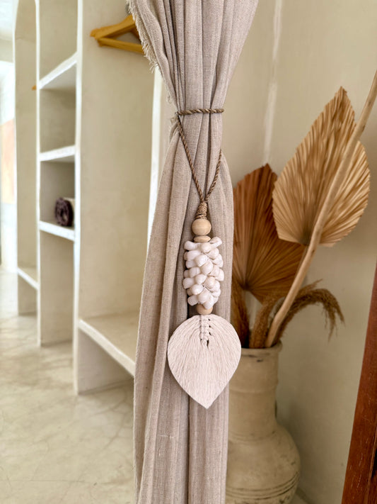 Embrasse en corde tressée, coquillages blancs et feuille en macramé – création artisanale et naturelle