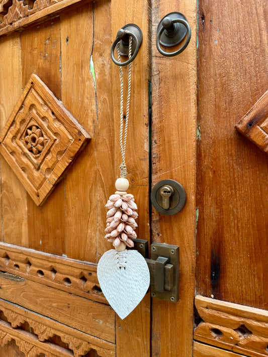 Embrasse en corde tressée, coquillages rosés et feuille en macramé – création bohème chic artisanale