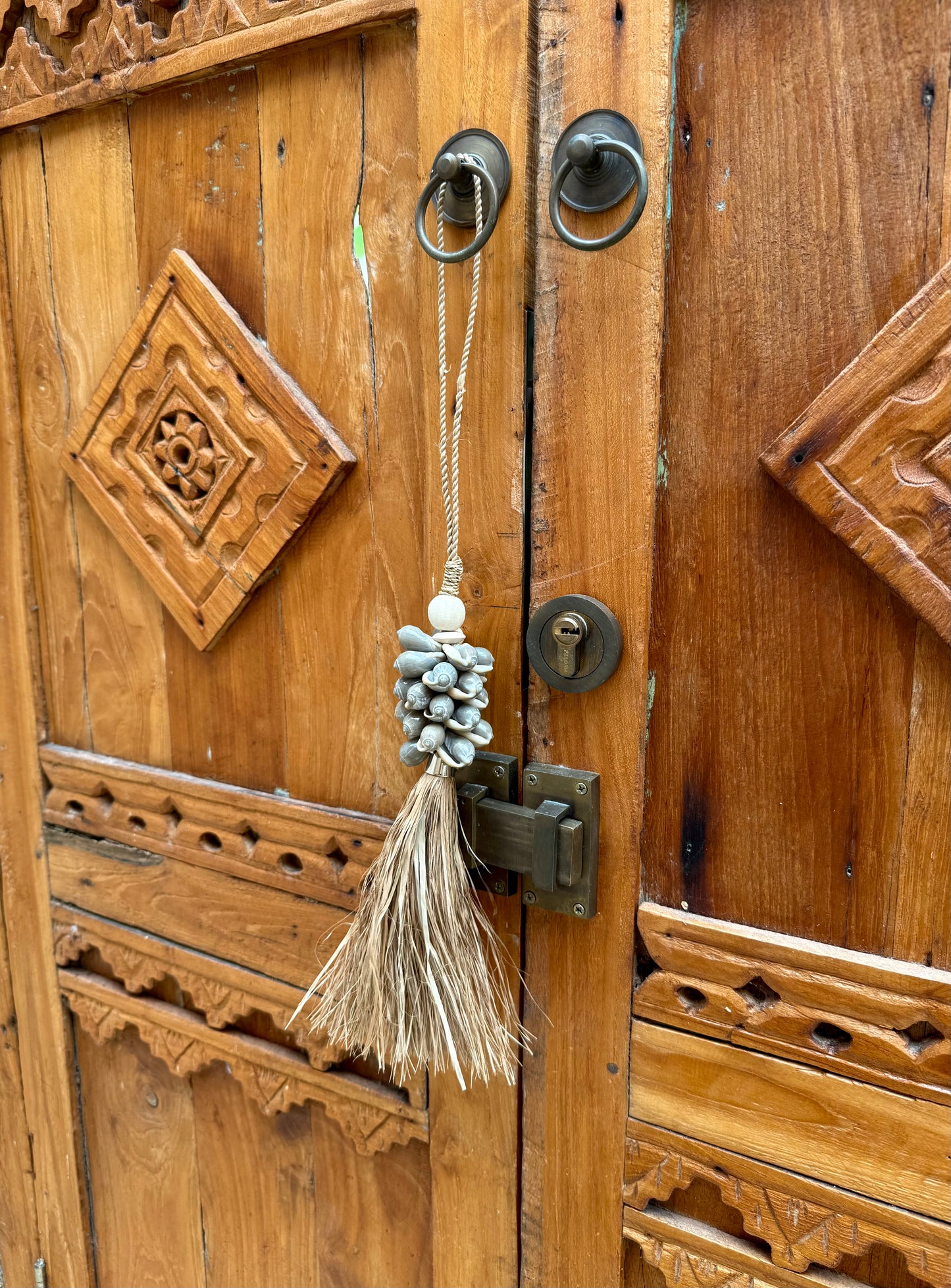 Embrasse en corde tressée, coquillages gris et plantes aquatiques séchées – création artisanale bohème