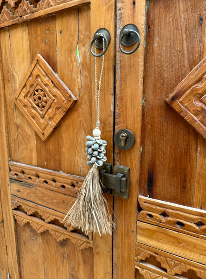 Embrasse en corde tressée, coquillages gris et plantes aquatiques séchées – création artisanale bohème