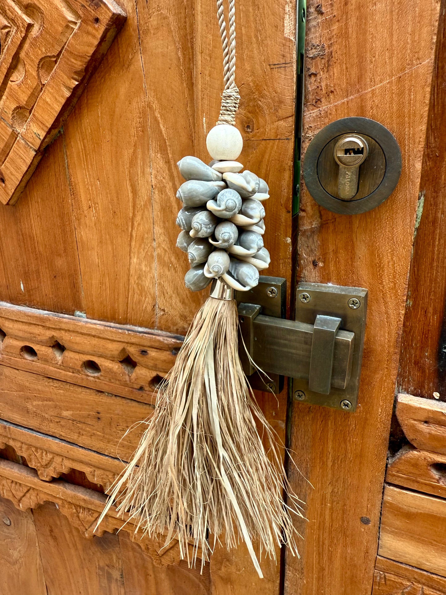 Embrasse en corde tressée, coquillages gris et plantes aquatiques séchées – création artisanale bohème