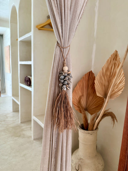 Embrasse en corde tressée, coquillages gris et plantes aquatiques séchées – création artisanale bohème