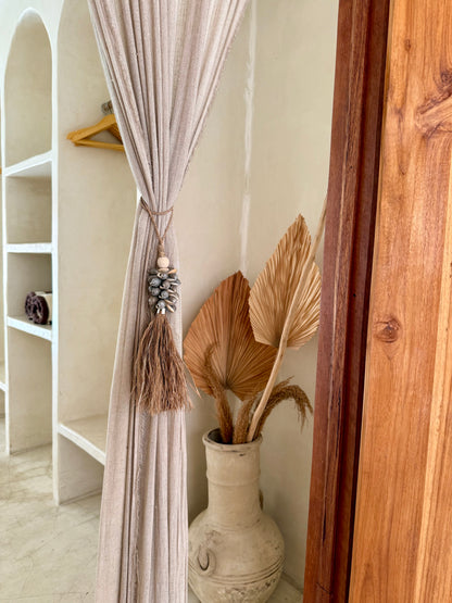 Embrasse en corde tressée, coquillages gris et plantes aquatiques séchées – création artisanale bohème