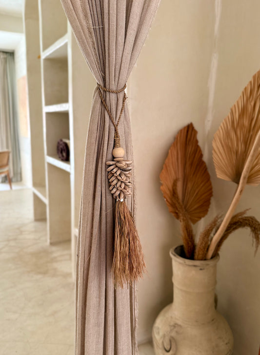 Embrasse en corde tressée, coquillages cauri et plantes aquatiques séchées – décoration naturelle et bohème