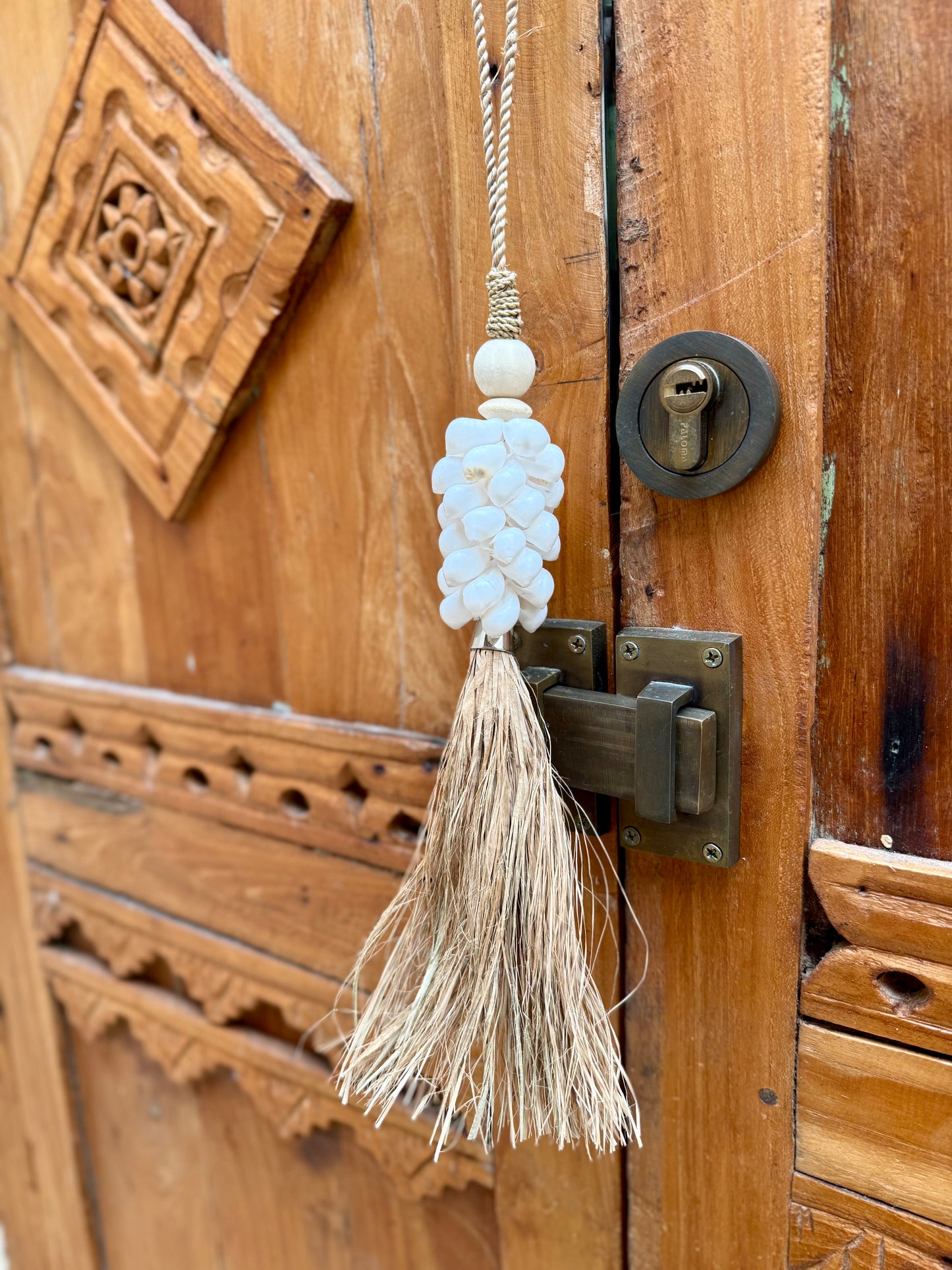 Embrasse en corde tressée, coquillages blancs et plantes aquatiques séchées – création artisanale et délicate