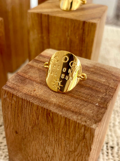Bague “Moon and Sun” – Laiton plaqué or, design artisanal dessiné par la créatrice