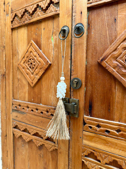 Embrasse en corde tressée, coquillages blancs et plantes aquatiques séchées – création artisanale et délicate