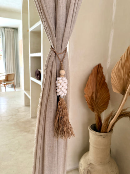 Embrasse en corde tressée, coquillages blancs et plantes aquatiques séchées – création artisanale et délicate