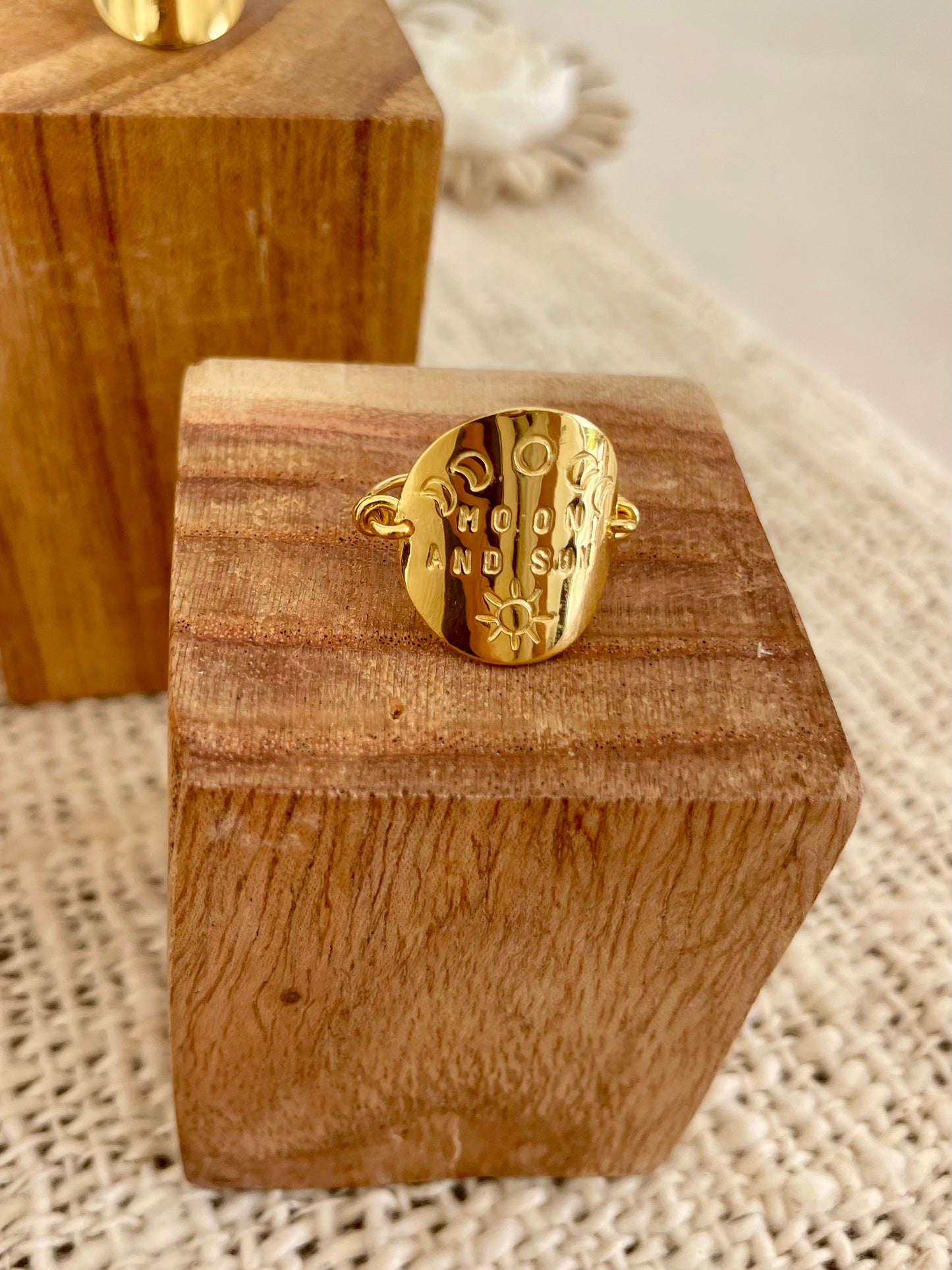 Bague “Moon and Sun” – Laiton plaqué or, design artisanal dessiné par la créatrice